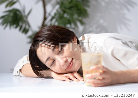 女人喝高球 125236247