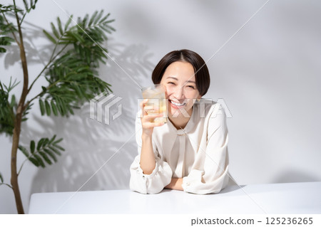 女人喝高球 125236265