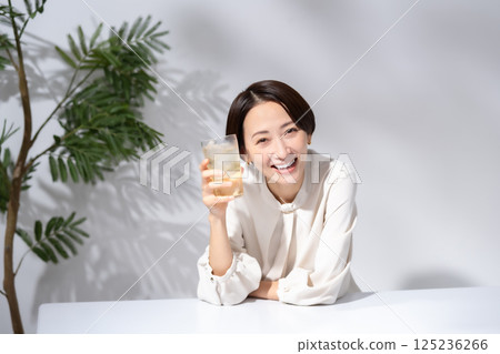 女人喝高球 125236266