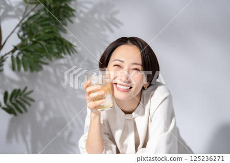 Woman drinking highball 125236271