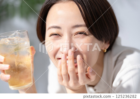 女人喝高球 125236282