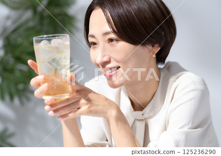 Woman drinking highball 125236290