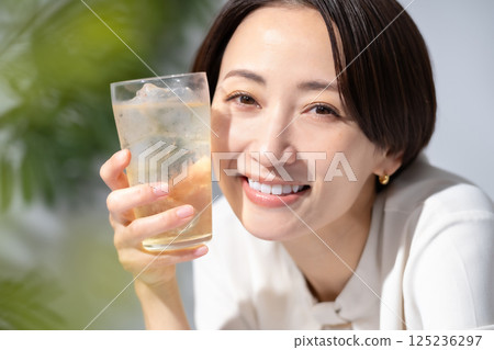 女人喝高球 125236297