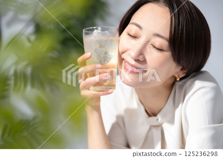 女人喝高球 125236298