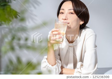 女人喝高球 125236300