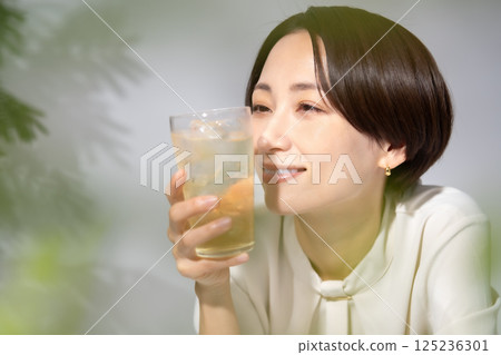 女人喝高球 125236301