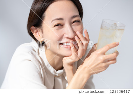 女人喝高球 125236417