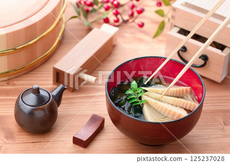 Young bamboo shoot soup (bamboo shoot and seaweed soup) 125237028