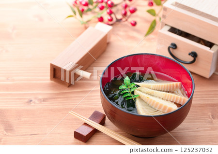Young bamboo shoot soup (bamboo shoot and seaweed soup) 125237032