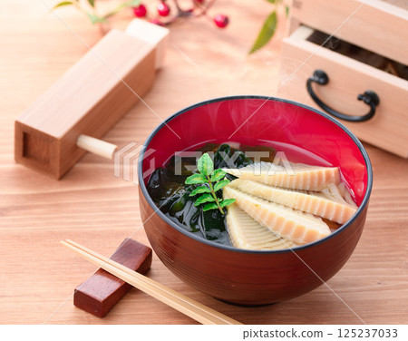 Young bamboo shoot soup (bamboo shoot and seaweed soup) 125237033