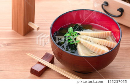 Young bamboo shoot soup (bamboo shoot and seaweed soup) 125237035