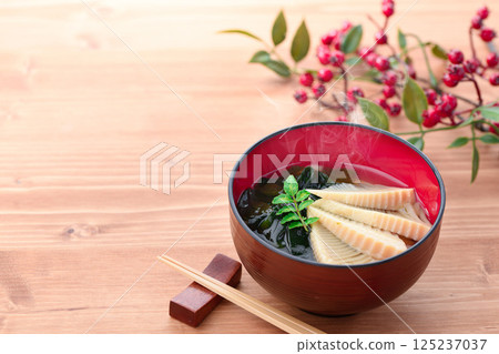 Young bamboo shoot soup (bamboo shoot and seaweed soup) 125237037