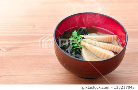 Young bamboo shoot soup (bamboo shoot and seaweed soup) Young bamboo shoot soup (bamboo shoot and seaweed soup) 125237042