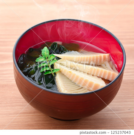 Young bamboo shoot soup (bamboo shoot and seaweed soup) 125237043