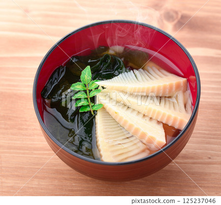 Young bamboo shoot soup (bamboo shoot and seaweed soup) 125237046