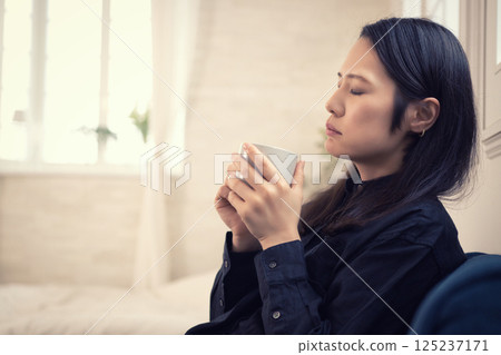 Middle-aged woman negative Middle-aged woman negative 125237171