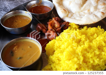 印度料理:咖哩午餐套餐(海鮮咖哩、木豆咖哩、雞肉碎、薑黃飯) 印度料理:咖哩午餐套餐(海鮮咖哩、木豆咖哩、雞肉碎、薑黃飯) 125237355