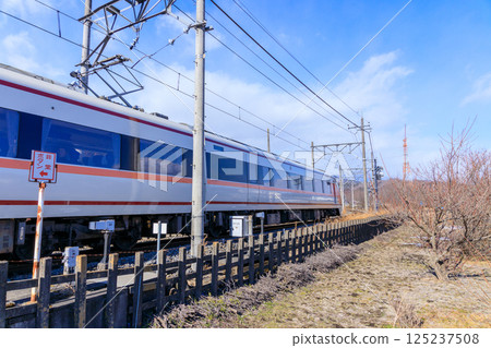 晴朗的冬日，一輛東武特快列車在日光線上行駛 125237508