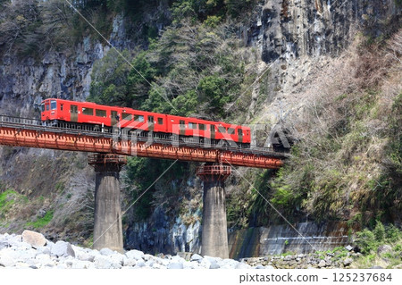 【大分縣】火車與岩門的風景 【大分縣】火車與岩門的風景 125237684