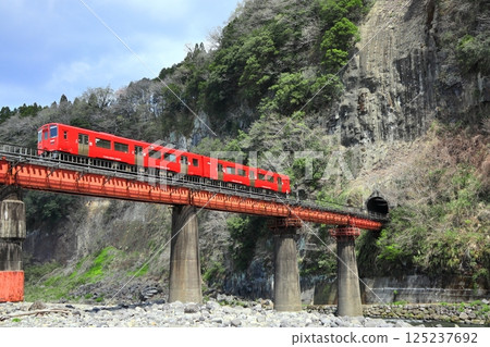 【大分縣】火車與岩門的風景 【大分縣】火車與岩門的風景 125237692