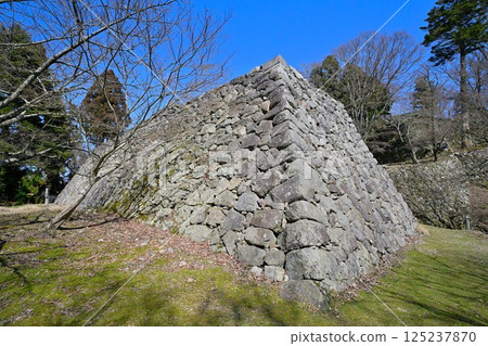 大和國、奈良縣「高取城」－主城的高石牆和藍天 125237870