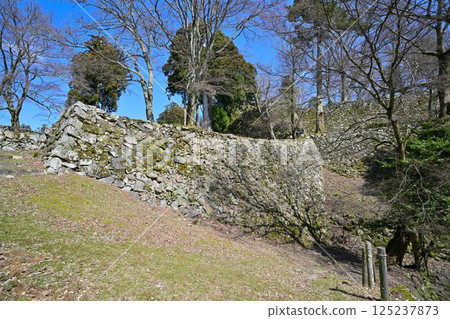 大和國、奈良縣「高取城」-主城的高石牆和藍天 大和國、奈良縣「高取城」-主城的高石牆和藍天 125237873