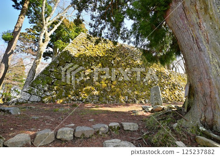 Yamato Province, Nara "Takatori Castle" - High stone walls of the main citadel and blue sky Yamato Province, Nara "Takatori Castle" - High stone walls of the main citadel and blue sky 125237882