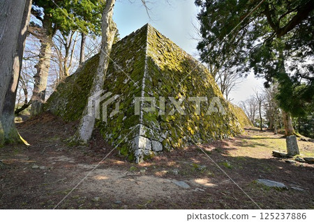 Yamato Province, Nara "Takatori Castle" - High stone walls of the main citadel and blue sky Yamato Province, Nara "Takatori Castle" - High stone walls of the main citadel and blue sky 125237886