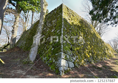 Yamato Province, Nara "Takatori Castle" - High stone walls of the main citadel and blue sky Yamato Province, Nara "Takatori Castle" - High stone walls of the main citadel and blue sky 125237887