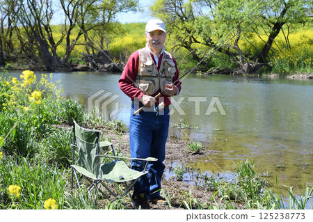 祖父喜歡透過電子郵件與孫子交換自拍照 125238773