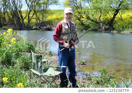 祖父喜歡透過電子郵件與孫子交換自拍照 125238774