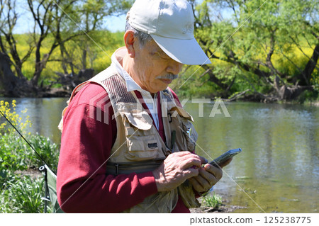 祖父喜歡透過電子郵件與孫子交換自拍照 125238775