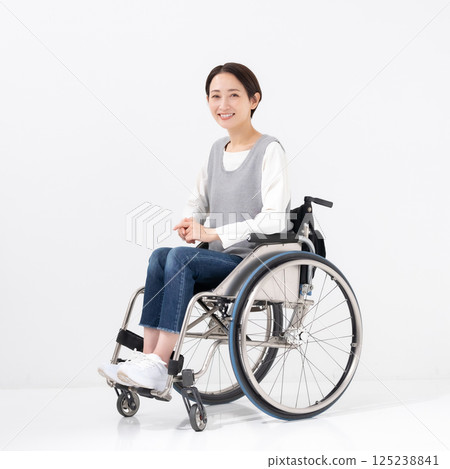 輪椅上的女人肖像 125238841