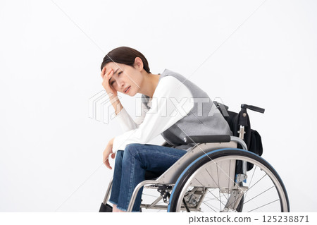 Women suffering wheelchair 125238871
