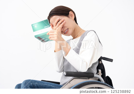 一位坐在輪椅上的女人看到自己的存摺時感到沮喪 125238892