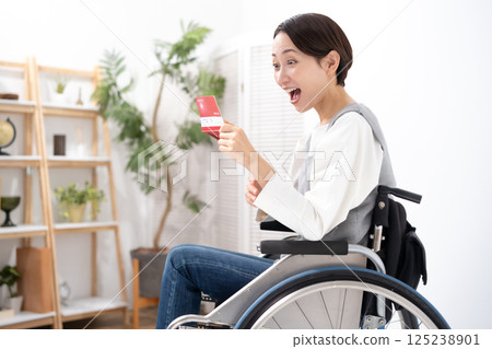 一位坐在輪椅上的女人很高興看到她的存摺 125238901