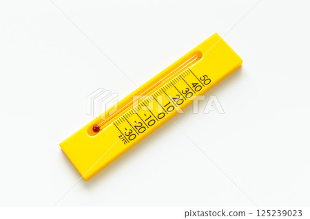 白色背景上的溫度計 125239023