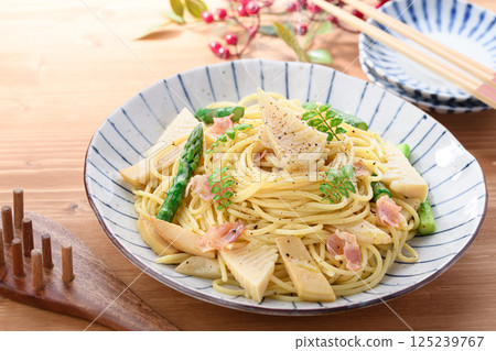 Japanese-style bamboo shoot and bacon pasta with kinome flavor 125239767
