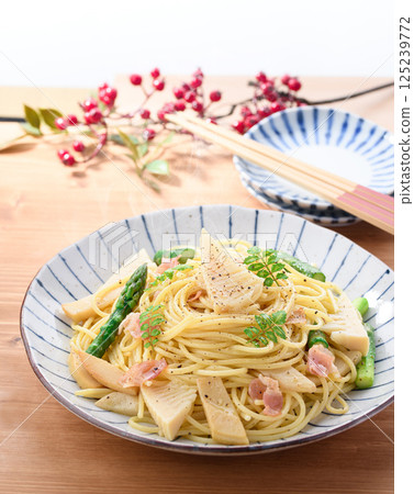 Japanese-style bamboo shoot and bacon pasta with kinome flavor 125239772