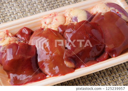 raw chicken liver 125239957