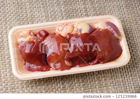 raw chicken liver 125239966