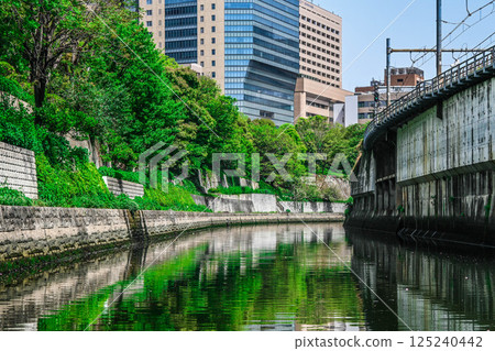 神田川遊船的景色：東京的建築物及堤防、外堀船（外護城河運輸船）、丸之內線聖橋等。 125240442