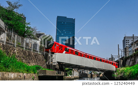 神田川遊船的景色:東京的建築物及堤防、外堀船(外護城河運輸船)、丸之內線聖橋等。 神田川遊船的景色:東京的建築物及堤防、外堀船(外護城河運輸船)、丸之內線聖橋等。 125240449