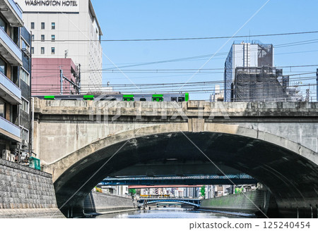 神田川遊船的景色：東京的建築物及堤防、外堀船（外護城河運輸船）、丸之內線聖橋等。 125240454