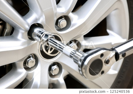 Tighten the tire nuts with a torque wrench 125240536