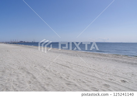 Inagenohama Beach (white sand beach) on a clear spring day 125241140