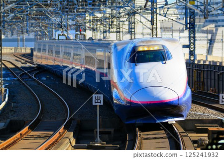 前往陸奧…東北新幹線「E2系」新幹線列車駛入大宮站 125241932