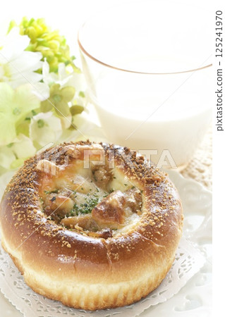 燉牛肉麵包和牛奶 125241970