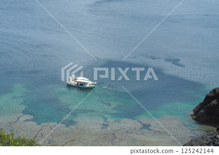 搭乘浮船在石垣島浮潛 125242144