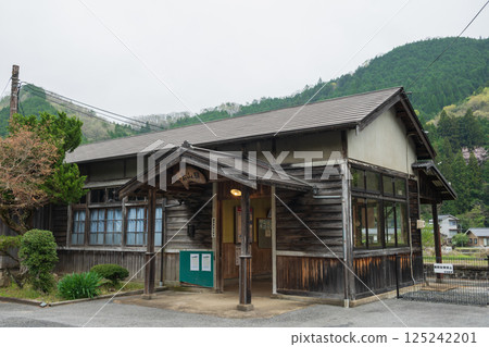 Beautiful spring scenery at Iwayama Station in Niimi city, Okayama prefecture, Japan Beautiful spring scenery at Iwayama Station in Niimi city, Okayama prefecture, Japan 125242201